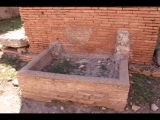 01463 ostia - regio ii - insula vi - casa dell'ercole bambino (ii,vi,3-4) - via della fontana - wahrsch. wasserbecken vor raum 5 von norden an der suedoste der casa (via della fontana) - 09-2022.jpg